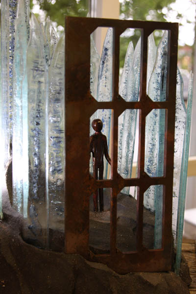 Antonion yksinäisyys  <br>keramiikka, lasi, teräs	2010